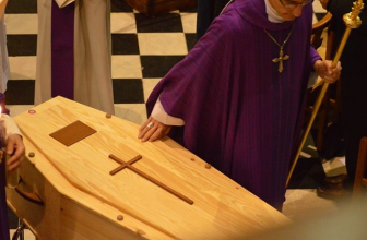 Cercueil en carton : prenez soin de l&rsquo;environnement même après votre mort